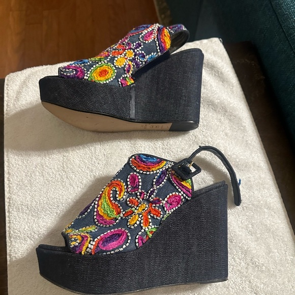 Stuart Weitzman Platform Sandals. - Picture 7 of 10